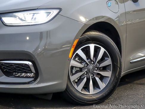 Used 2022 Chrysler Pacifica Limited w/ Uconnect Theater Family Group image 5