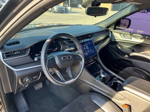 Used 2023 Jeep Grand Cherokee L Laredo RWD image 12