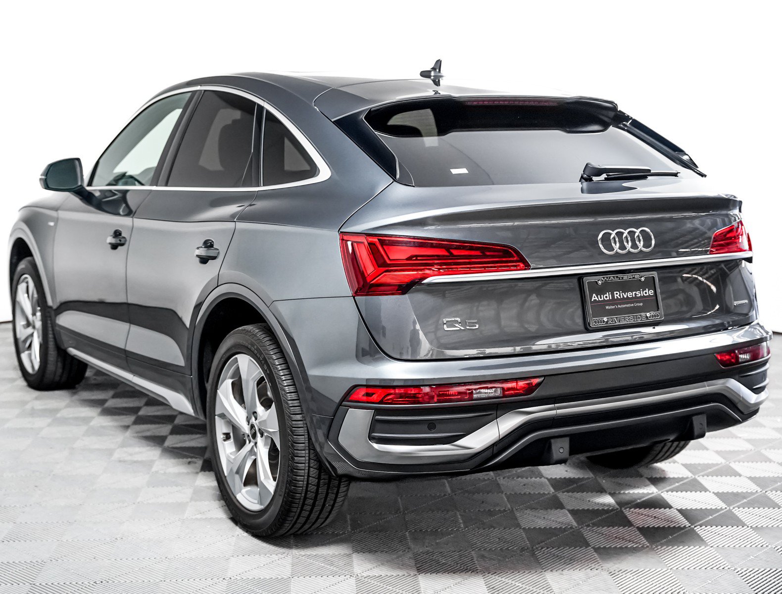 Used 2023 Audi Q5 2.0T Premium Plus w/ Premium Plus Package AWD/4WD image 2