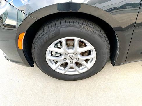 Used 2023 Chrysler Pacifica Touring-L FWD image 10
