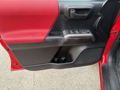 Used 2021 Toyota Tacoma SR5 AWD/4WD image 18