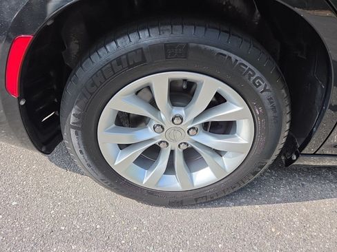 Used 2015 Chrysler 300 Limited RWD image 10