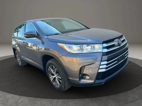 Used 2019 Toyota Highlander LE AWD/4WD image 3