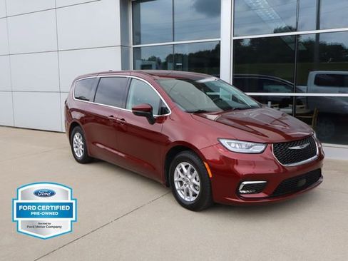 Used 2023 Chrysler Pacifica Touring-L FWD image 2
