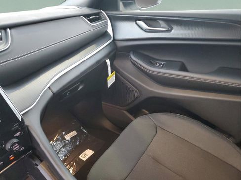 New 2025 Jeep Grand Cherokee Laredo w/ Luxury Tech Group I image 21