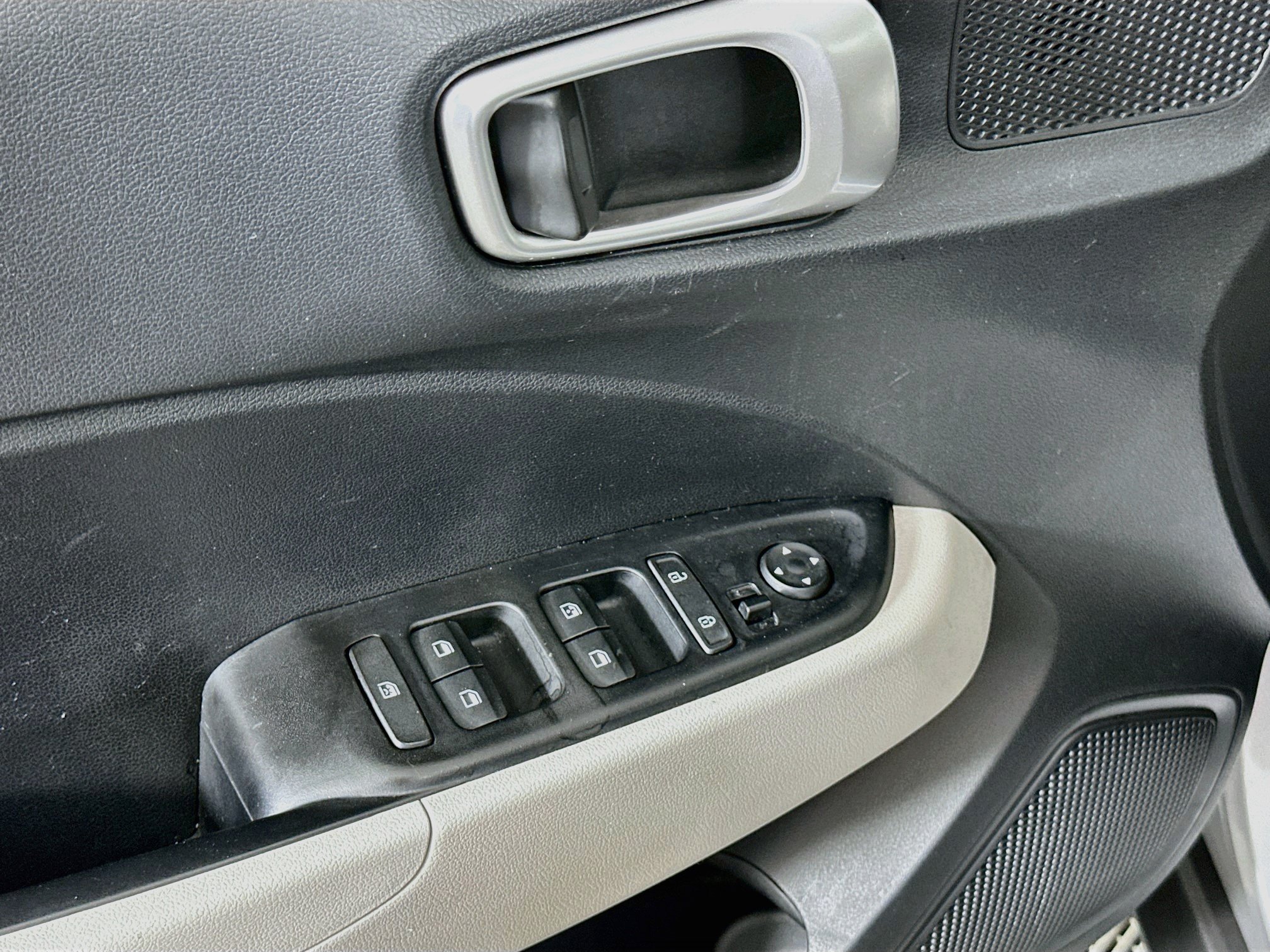 Used 2025 Hyundai Venue SEL FWD image 15
