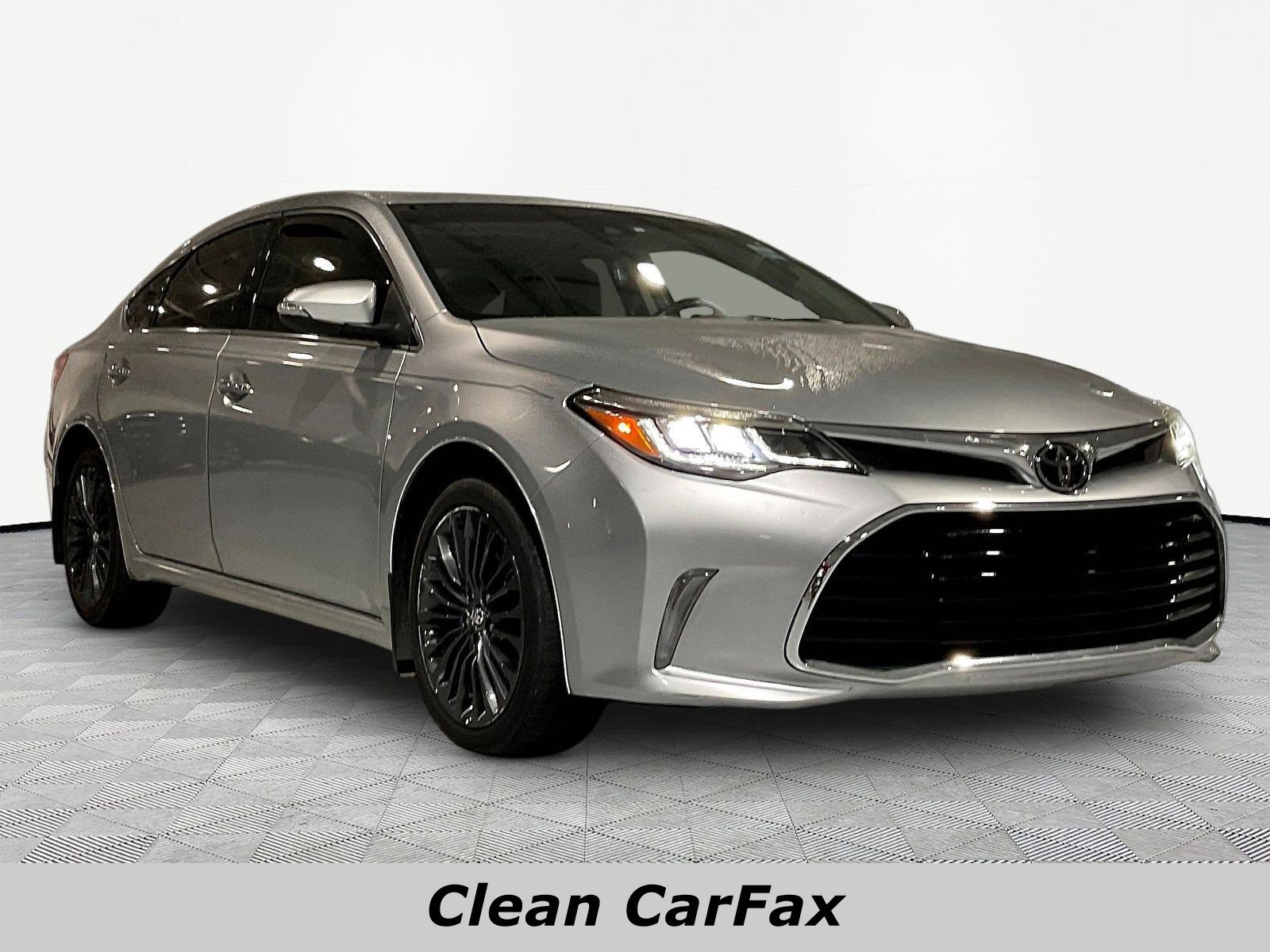Used 2018 Toyota Avalon Touring FWD image 3
