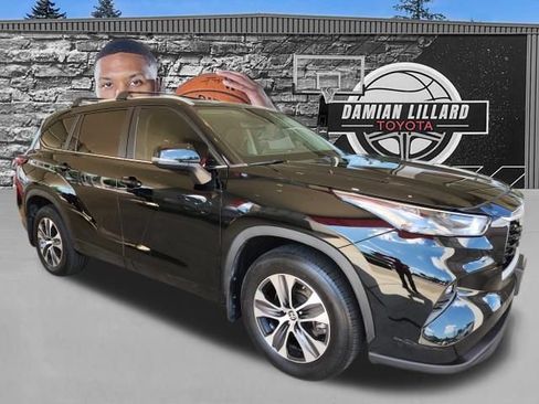 Used 2023 Toyota Highlander XLE AWD/4WD image 1