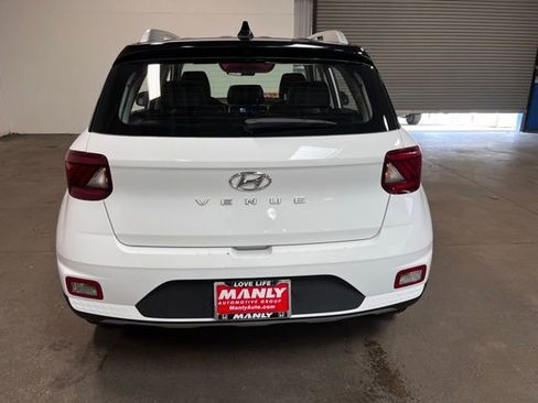 Used 2022 Hyundai Venue Limited FWD image 4