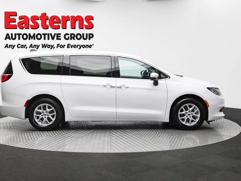 Used 2023 Chrysler Voyager LX image 4