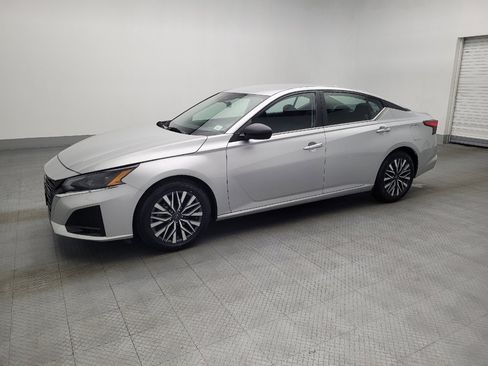 Used 2024 Nissan Altima 2.5 SV image 2