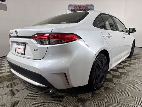 Used 2022 Toyota Corolla LE FWD image 3