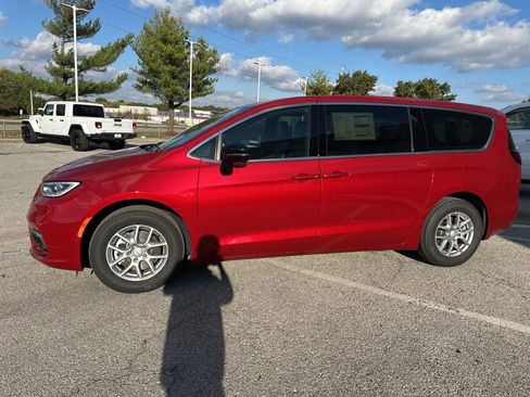 New 2026 Chrysler Pacifica Select image 16