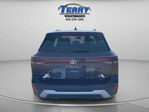 Certified 2025 Volkswagen Tiguan SE AWD/4WD image 2