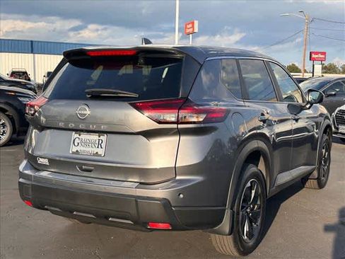 Used 2025 Nissan Rogue SV image 3