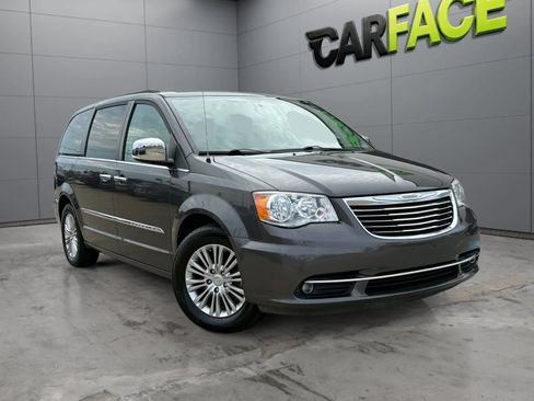 Used 2016 Chrysler Town & Country Touring-L w/ Driver Convenience Group FWD image 1