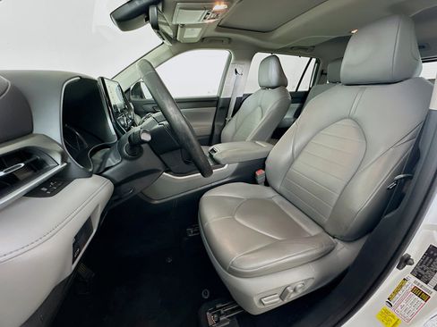 Used 2020 Toyota Highlander XLE FWD image 13