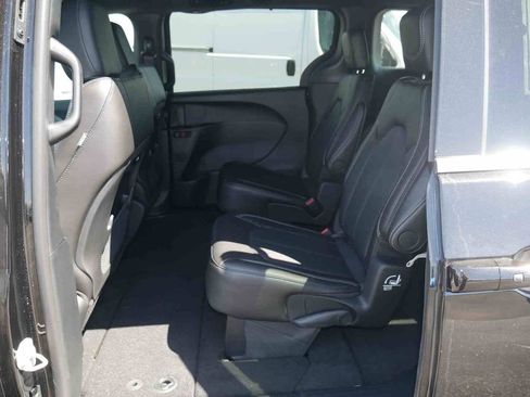 New 2026 Chrysler Pacifica Select AWD/4WD image 13