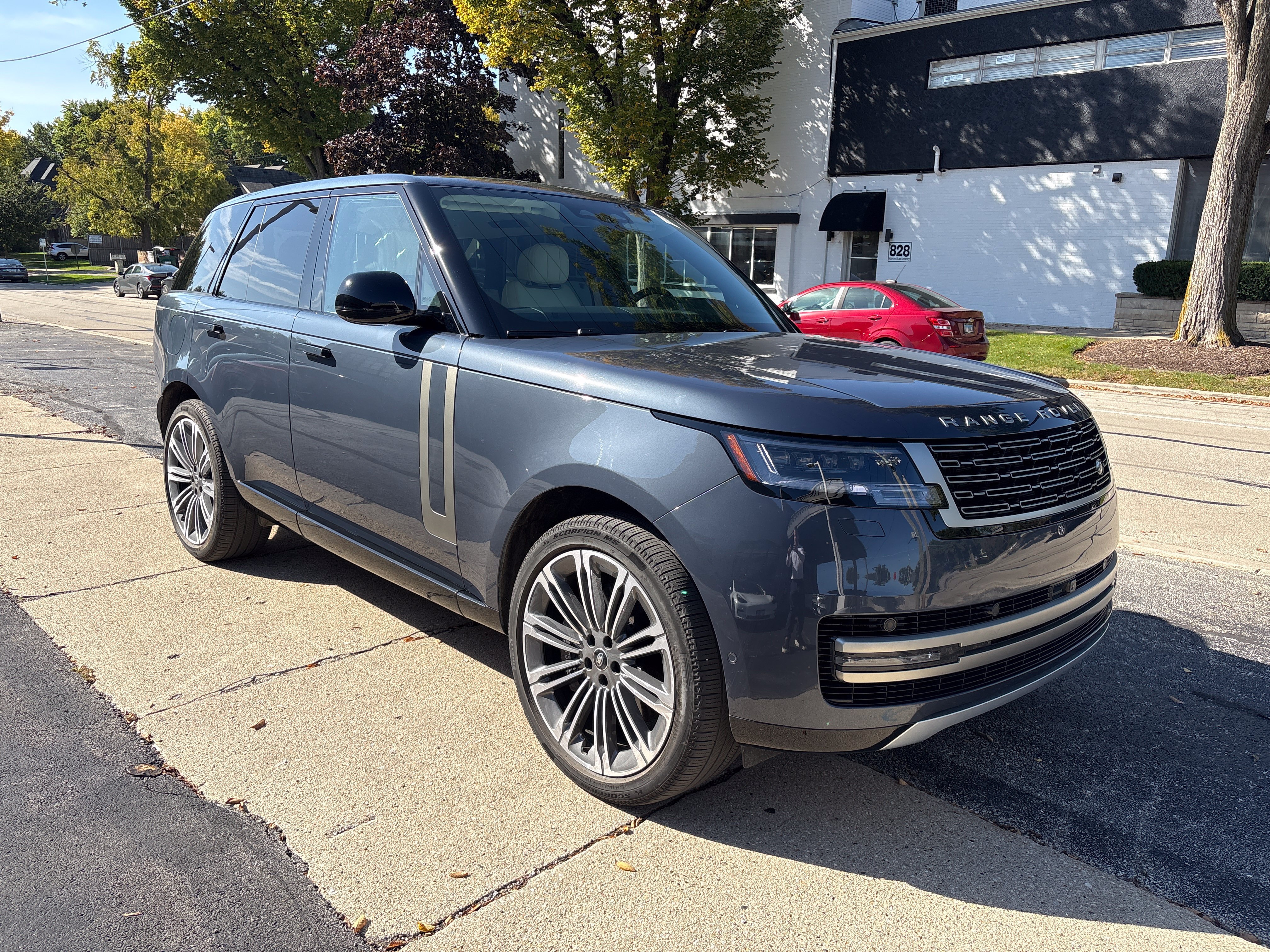 Used 2025 Land Rover Range Rover SE AWD/4WD image 9