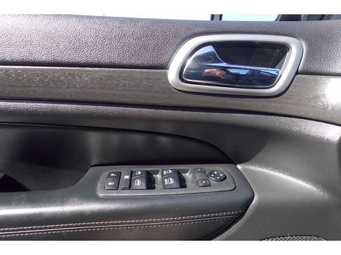Used 2018 Jeep Grand Cherokee Altitude RWD image 11