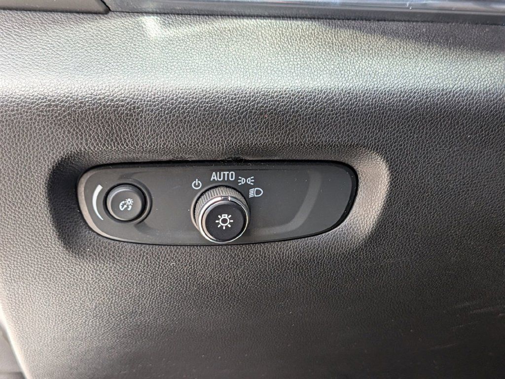 Used 2023 Chevrolet Traverse LT FWD image 18