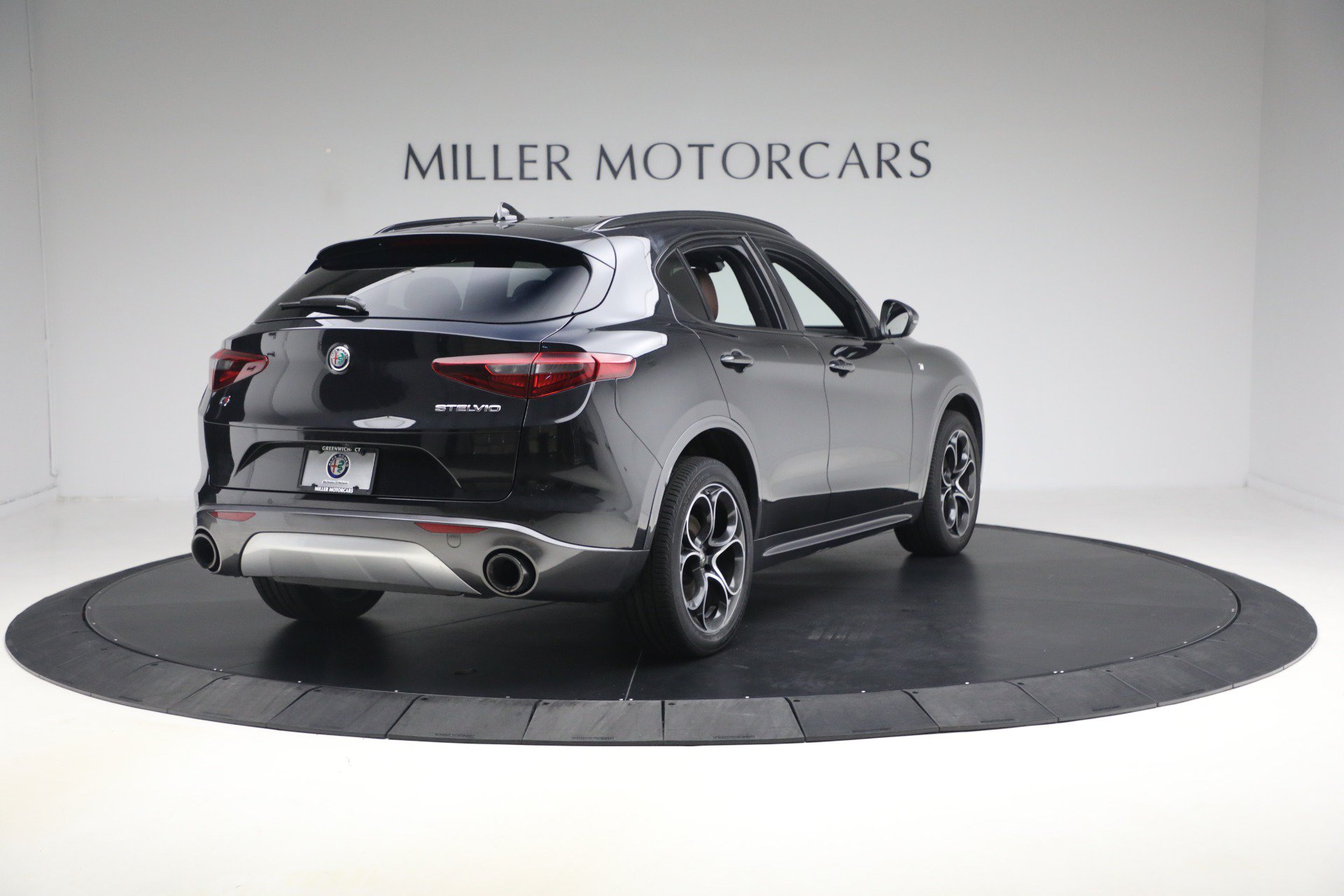 Used 2023 Alfa Romeo Stelvio Ti AWD/4WD image 8