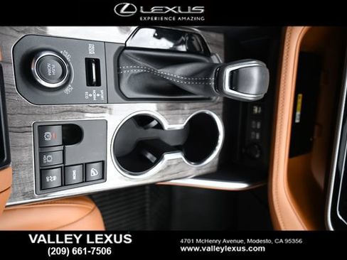 Used 2024 Toyota Highlander Platinum AWD/4WD image 9