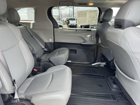 Used 2021 Toyota Sienna XLE image 35