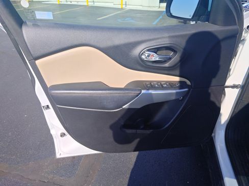 Used 2018 Jeep Cherokee Limited image 9