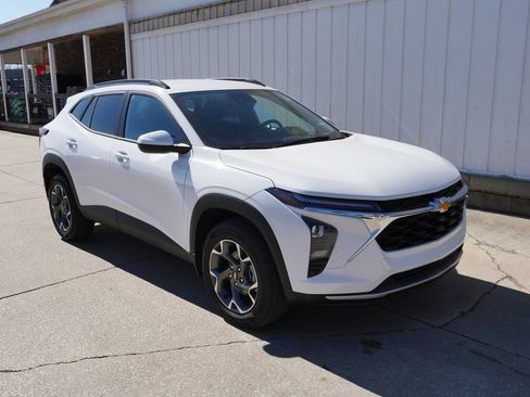 New 2026 Chevrolet Trax LT w/ Driver Confidence Package image 2