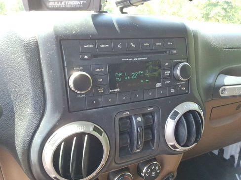 Used 2014 Jeep Wrangler Unlimited Sahara w/ Connectivity Group AWD/4WD image 16