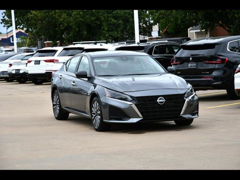 Used 2024 Nissan Altima 2.5 SV image 1