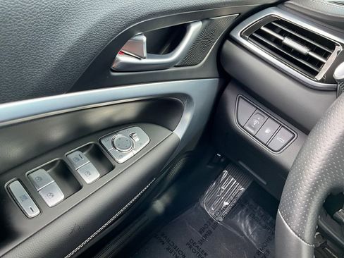 Used 2025 Genesis G70 2.5T image 34