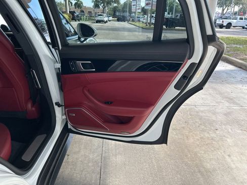 Used 2022 Porsche Panamera image 33