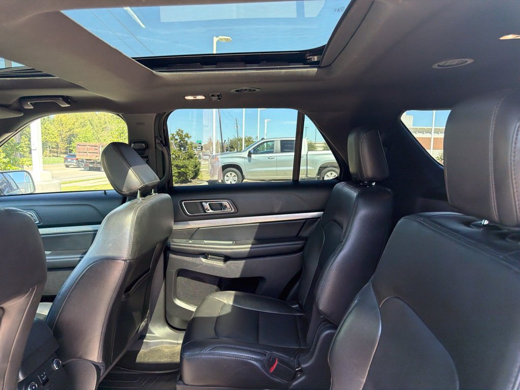 Used 2018 Ford Explorer XLT w/ Equipment Group 202A FWD image 4