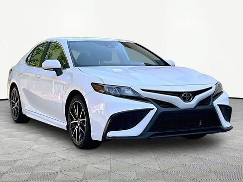 Certified 2022 Toyota Camry SE FWD image 3
