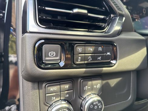 Used 2025 GMC Yukon AT4 w/ AT4 Premium Package image 17