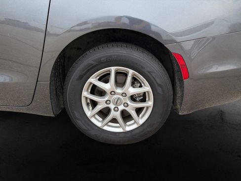 Used 2023 Chrysler Pacifica Touring-L FWD image 12