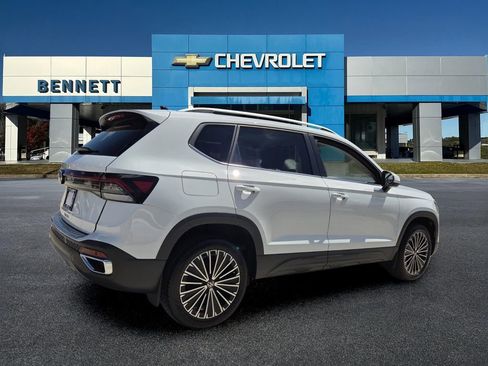Used 2025 Volkswagen Taos SE FWD image 6