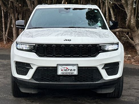 Used 2023 Jeep Grand Cherokee Altitude image 9