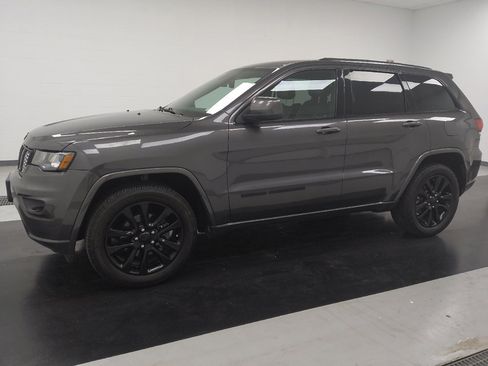 Used 2019 Jeep Grand Cherokee Altitude AWD/4WD image 2