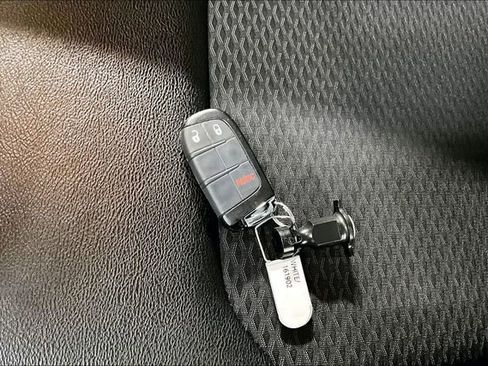 Used 2024 Jeep Compass Latitude image 32