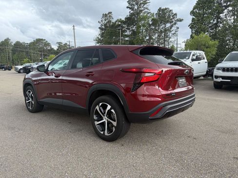 Used 2025 Chevrolet Trax RS w/ Sunroof Package FWD image 4