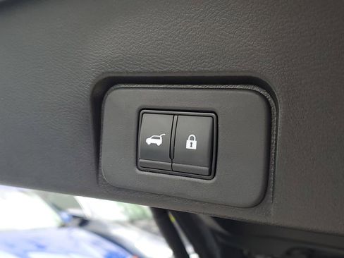 Used 2024 Nissan Rogue SV FWD image 9