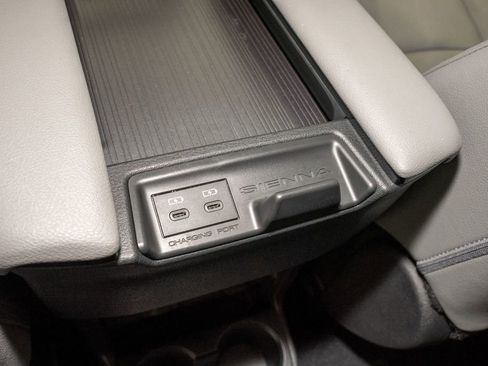 Used 2025 Toyota Sienna XLE image 8