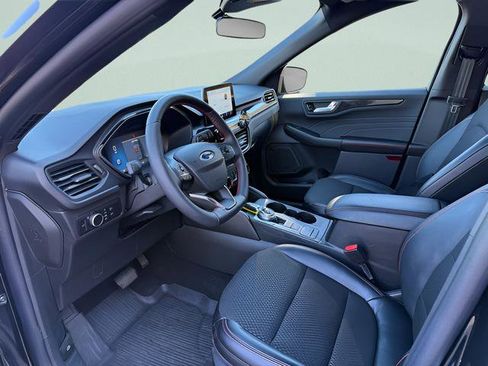 Used 2025 Ford Escape ST-Line w/ Cold Weather Package AWD/4WD image 4