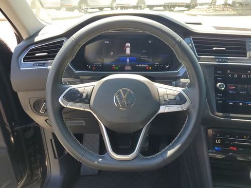 Used 2024 Volkswagen Tiguan SE w/ Panoramic Sunroof Package image 25