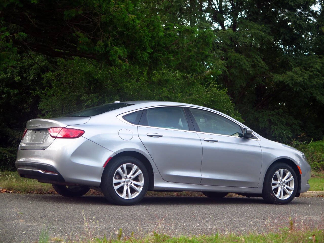 Used 2015 Chrysler 200 Limited w/ Convenience Group FWD image 5