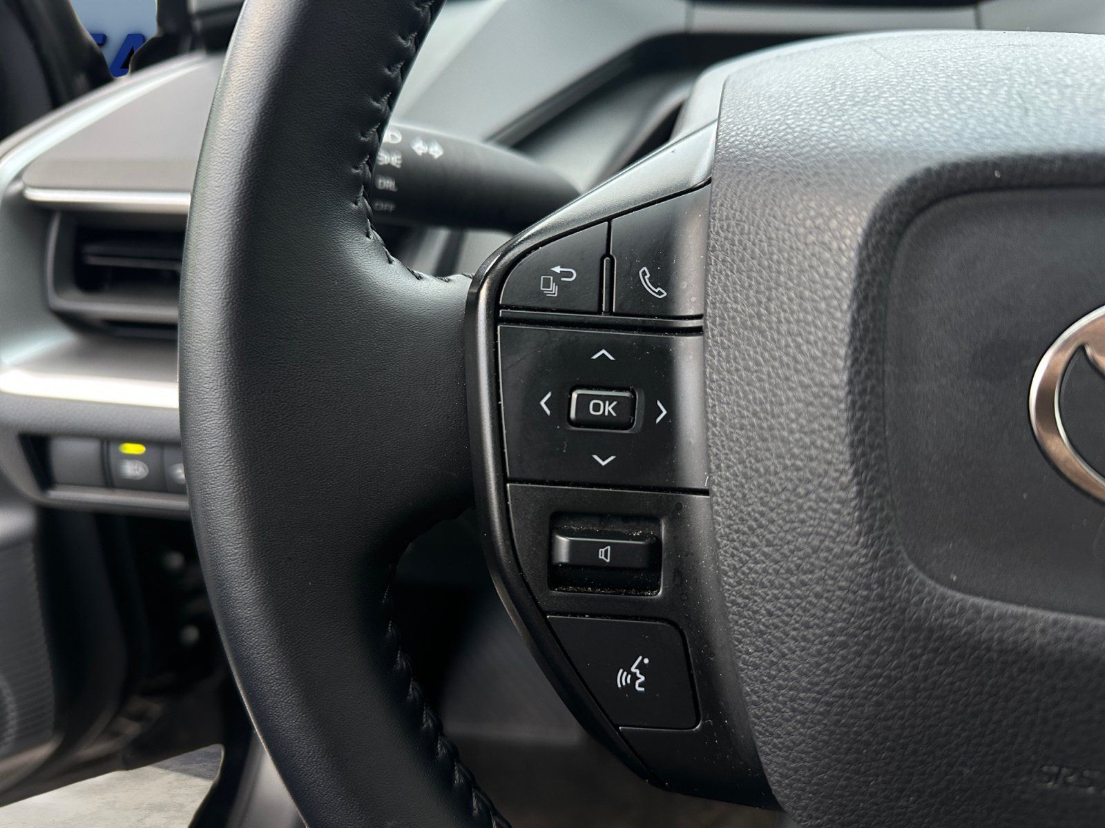 Used 2025 Toyota Prius LE FWD image 19