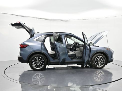 Certified 2025 Ford Escape SE w/ Class II Trailer Tow Package image 47